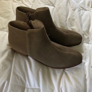 Soft walk women’s boots tan suede size 11N